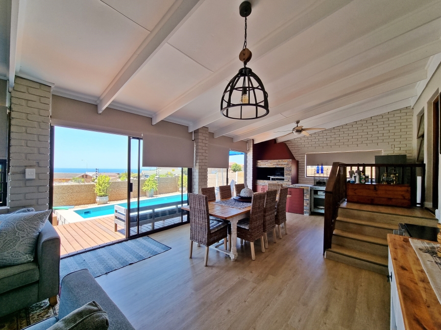 4 Bedroom Property for Sale in Wavecrest Eastern Cape